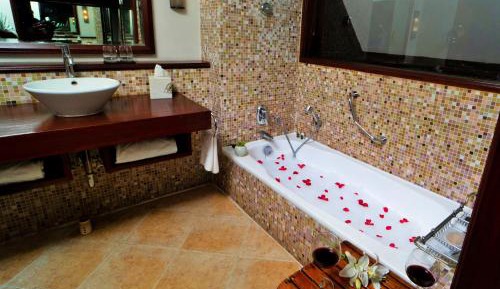Deluxe Suites Sea View with Balcony King Bed 