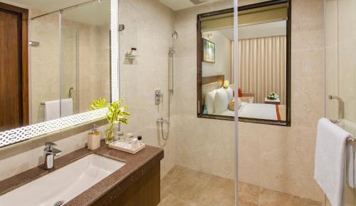 Deluxe King Room with Balcony - 15% Discount on F&B (A la Carte), Laundry and SPA (60 minutes session), 2 hours Early check in or Late check out (Subject to availability)