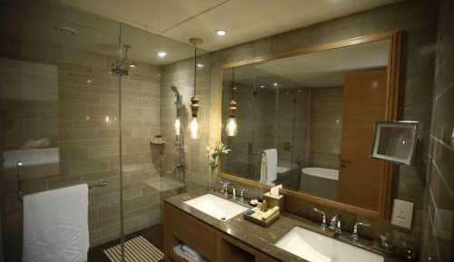 Luxury Suite with Sea View - King Bed