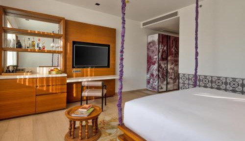 Deluxe Room King Bed - 20% discount on Food & Beverages, Spa and Laundry