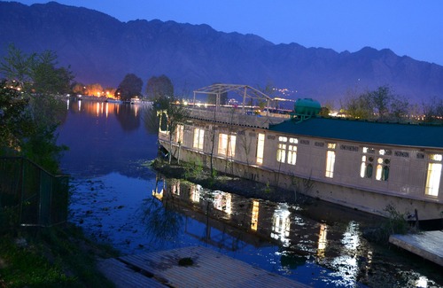 Nagin Bagh Hotel | Peacock Houseboats