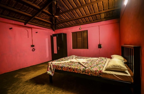 Satara Hotel | Cozy Basic Room in A Picturesque Wada 6
