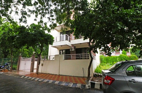 Sector 40 Hotel | OYO 18685 Shweta Inn