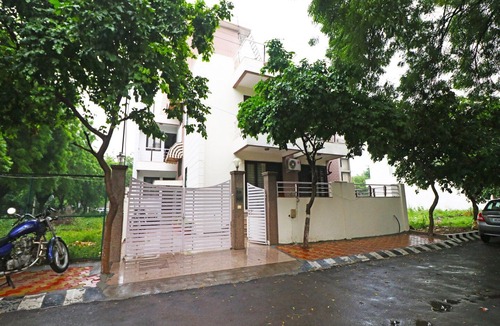 Sector 40 Hotel | OYO 18685 Shweta Inn