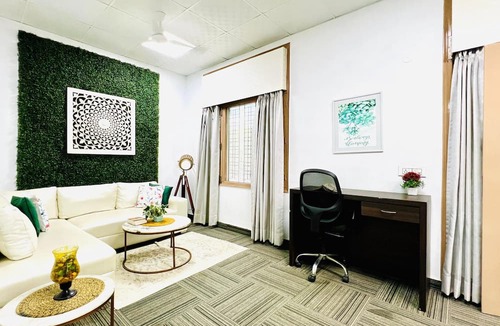 Gurugram Apartment | BluO Awesome 1BHK DLF Galleria Market ,Gym TT