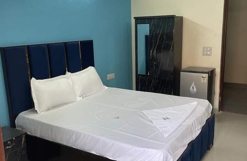 Sainik Farm Hotel | Roomshala 123 Happy Homes Saket