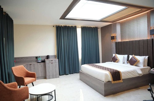 Hampankatta Hotel | Srinivas Saffron Hotel