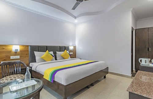 The Mall Road Hotel | Itsy Hotels Peak View, 300 Mts From Mall Road