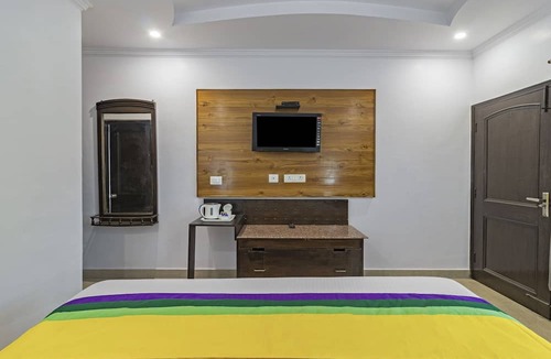 The Mall Road Hotel | Itsy Hotels Peak View, 300 Mts From Mall Road