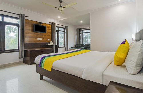The Mall Road Hotel | Itsy Hotels Peak View, 300 Mts From Mall Road