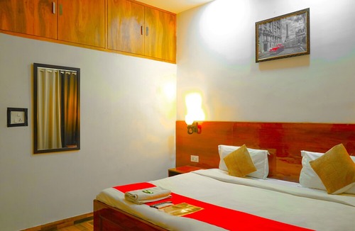 South Extension Hotel | Roomshala 048 South Ex Golden