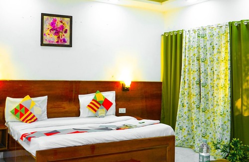 South Extension Hotel | Roomshala 048 South Ex Golden