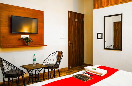South Extension Hotel | Roomshala 048 South Ex Golden