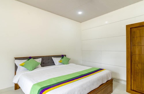 Kakabe Hotel | Treebo The Rove With Swimming Pool