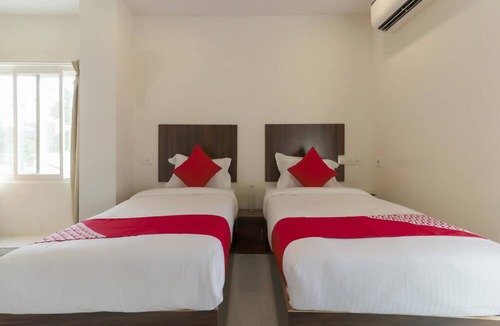 Benz Circle Hotel | OYO Flagship 16390 Chukkapalli Chambers