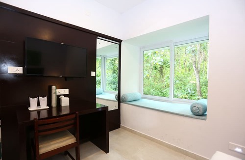 Chithirapuram Hotel | Crayons Guest House