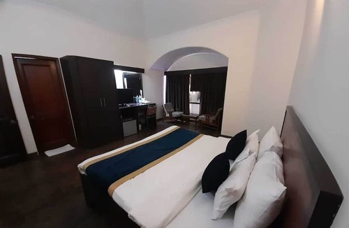 Bhiwadi Hotel | Golden Huts Resorts