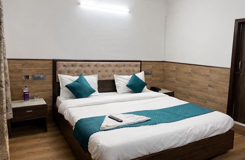 Sector D Hotel | Roomshala Vasant Villas- ILBS Hospital