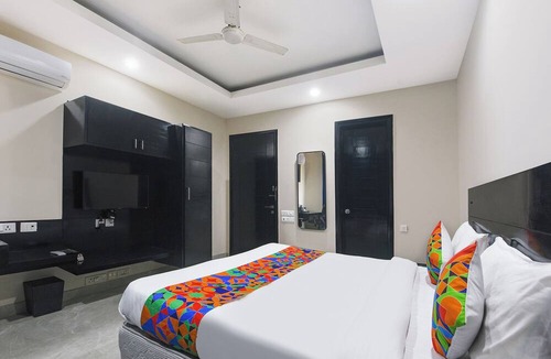 DLF Phase 3 Hotel | FabHotel Giriraj Hospitality - 100 Meters From Narayana Hospital | Gurugram