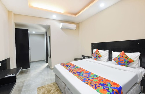 DLF Phase 3 Hotel | FabHotel Giriraj Hospitality - 100 Meters From Narayana Hospital | Gurugram