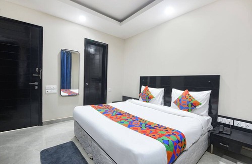 DLF Phase 3 Hotel | FabHotel Giriraj Hospitality - 100 Meters From Narayana Hospital | Gurugram