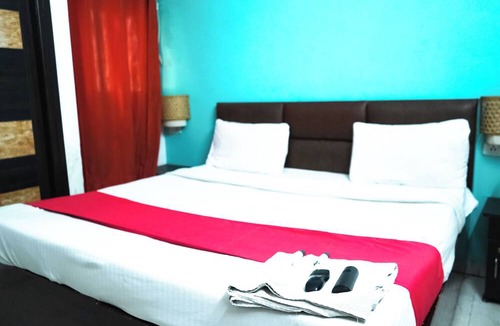 Sainik Farm Hotel | Roomshala Hotel KD Plazav