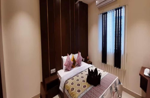 Krishnanagar Hotel | Eennra Maanikko