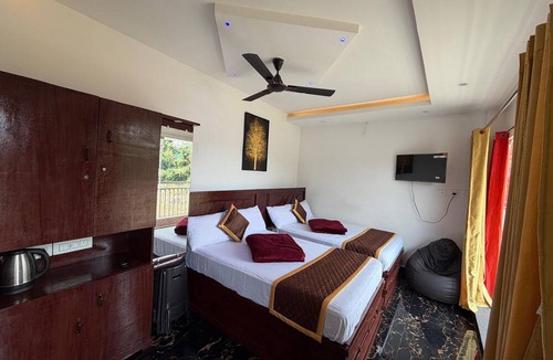 Valparai Hotel | Glass House Retreat