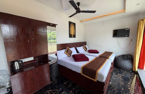 Valparai Hotel | Glass House Retreat