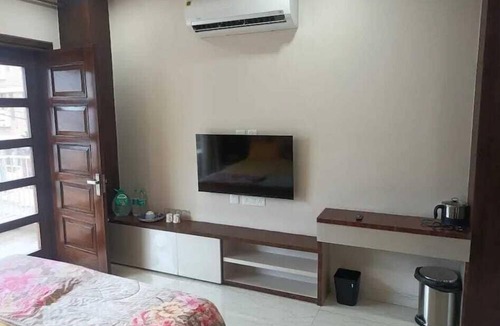 Panchkula Urban Estate Apartment | HomiStay - Luxury Room
