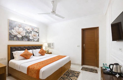 Dariyaganj Hotel | Wall Street by Rivlet