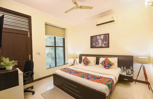 Gurugram Hotel | FabHotel Golf Luxury - 10 Min From Sector 42-43 Rapid Metro Station