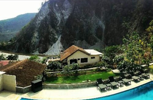 Jakh Hotel | Sterling Corbett