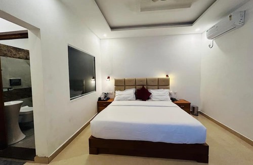 Thekkumbhagam Resort | LAVILLA LAKE RESORT AND RESTAURANT
