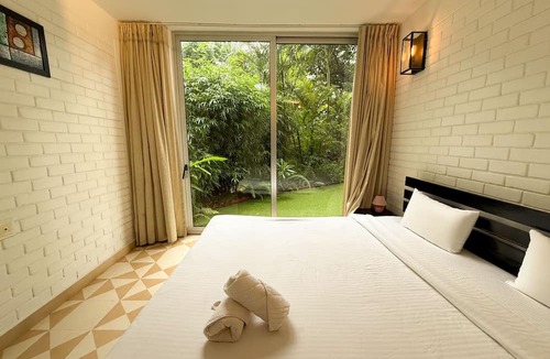 Nerul Apartment | Modern 2bhk w Pool Access 5km to Coco Beach