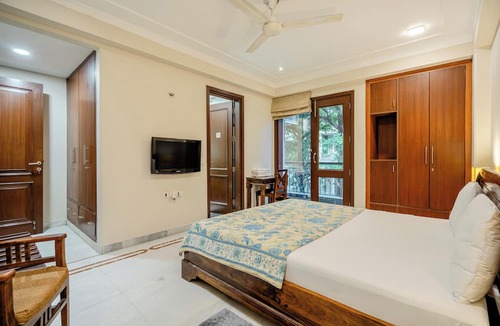 Saket Bed & Breakfast | Tree of Life bed and breakfast