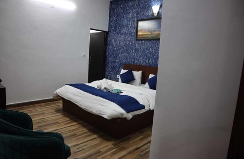 The Mall Road Hotel | Hotel Everest Highland by Krishiv