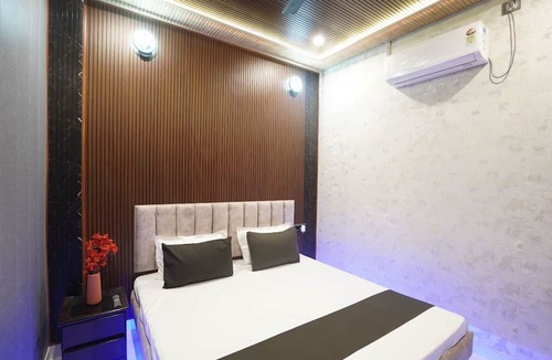 Mahmoorganj House | Om Nilay Paying Guest House By GRB