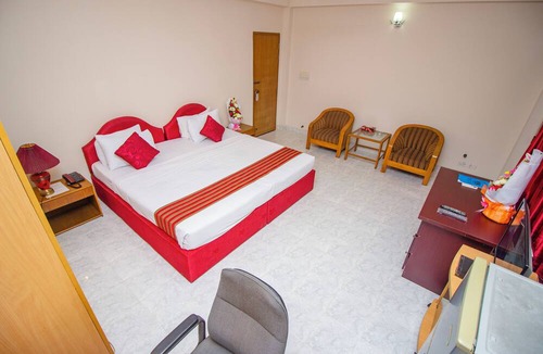 Banani Hotel | Laurel Lakefront Hotel