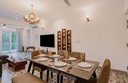 Marra Apartment | Luxe Apt w Balcony Rooftop Pool 15 min to Beach