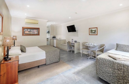 Hay Hotel | Saltbush Motor Inn