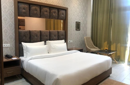Chachyot Hotel | SPT Clarks Inn Suite Mandi