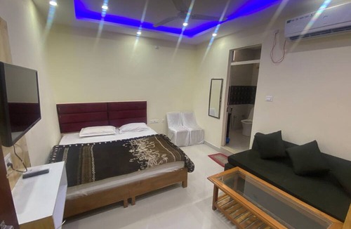 Srinagar Hotel | Hotel Uday Raj & Restaurant