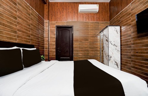 Delhi House | Super Collection O Hindon Airport