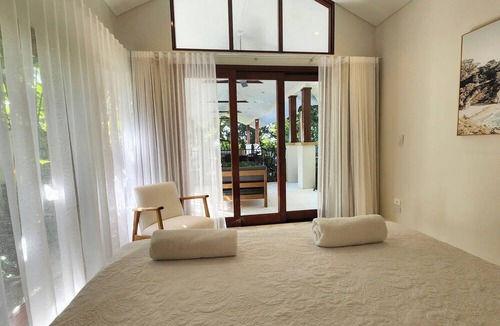 Newell House | Pearl on Newell Beach 26 Rankin Street, Newell Beach QLD 4873