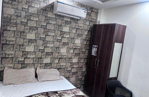 Delhi House | Shree Ji Hotel Stay Room