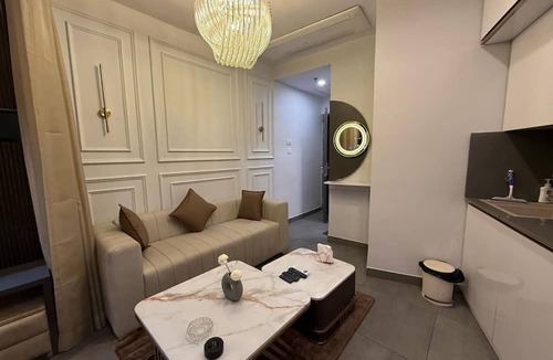 Noida Apartment | 41 Floor River View - TheRoomeraStay