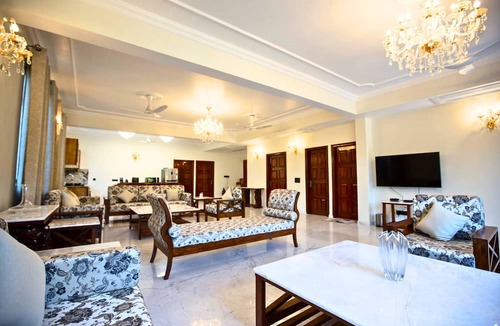 Sainik Farm Apartment | Luxurious Italian Family House: 3 Large Ensuite-Bedrooms With Private Balconies