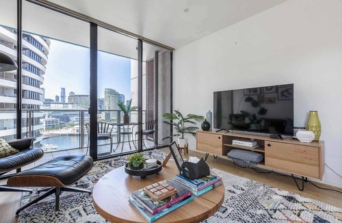 Docklands Apartment | Bohemian marina-view NewQuay promenade apartment