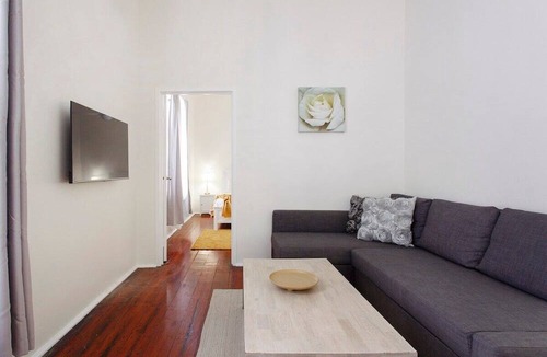 South Fremantle Apartment | Rosa 3 is located a stones throw from SOuth Beach and the many restaurants and cafes South Fremantle has to offer
